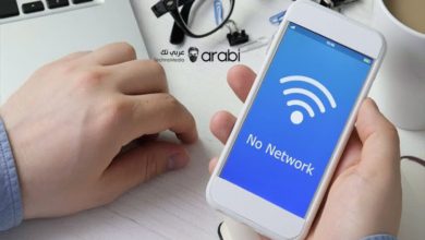 إيقاف الإنترنت عن تطبيق معين. هل تواجه مشكلة في هاتفك الأندرويد مع بعض التطبيقات وهذا بأنها تستنفذ الكثير من بيانات الهاتف أو سرعة الانترنت حتى وإن أغلقت هذا التطبيق؟ إذا لا بد من أجل حل هذه المشكلة أن تقوم بإيقاف الانترنت تمامًا عن هذا التطبيق، بحي تحافظ على ذات سرعة الانترنت وتحد من استهلاكه لبيانات الهاتف لديكم إلى أقصى حد ممكن. فمن خلال هذا الموضوع المهم للكثير من الأشخاص سنقدم لكم الخطوات الصحيحة للقيام بذلك وبدون الحاجة الى تثبيت أي تطبيقات في الهاتف. قد تواجه بعض المرات بعض المشاكل مع بعض التطبيقات التي تتصل بالإنترنت دائمًا حتى وان كانت ليست بحاجة الى اتصال بالإنترنت، فهناك الكثير من التطبيقات التي لا فائدة من اتصالها بالإنترنت ولكن نجد أنها تستخدم بيانات الهاتف وتصل الى الانترنت. في الحقيقة أن بعض من هذه التطبيقات لربما تحمل تأثير سلبي على استخدامك للتطبيق ولربما بوصوله الى الانترنت سيؤدي الى التنصت على معلومات جهازك بمجرد توصيل التطبيق بالإنترنت، ولكن عملية قطع الانترنت عن هذا التطبيق ستؤدي إلى قطع الطريق عليه من الوصول إلى أي من بياناتك. ومن خلال الخطوات التالي التي ستعرضها لكم في سياق هذا الموضوع سيكون بإمكانكم إيقاف الانترنت عن أي من التطبيقات المثبتة في الهاتف بكل سهولة وبدون الحاجة الى تثبيت أي تطبيقات إضافية في الهاتف، وذلك لأن الهاتف يتوفر على هذه الميزة الموجودة في أغلب هواتف الأندرويد. طريقة إيقاف الإنترنت عن تطبيق معين في هاتف الأندرويد إذا كنت تمتلك نظام أندرويد يعمل بنظام أندرويد 7 فما فوق، فهذه الطريقة ناجحة جدًا معكم، فشرط أساسي أن تمتلك لهذا الاصدار بالتحديد أو أحدث منه، وما دون ذلك فلربما لن تجدوا مثل هذا الخطوات التي سنقوم بتطبيقها الآن لكم. قطع الانترنت عن تطبيق محدد من خلال إعدادات الهاتف في البداية نقوم بالدخول إلى إعدادات الهاتف، ومن بين تلك الإعدادات ندخل الى القسم الخاص بالشبكة والانترنت، حيث هو القسم المحدد الذي سنحتاج إليه للوصل الى هدفنا. بمجرد الدخول الى القسم الخاص بالشبكة والانترنت سنجد العديد من الخيارات، ومن بين تلك الخيارات نقوم باختيار بيانات الجوال وهو القسم الخاص بالتعرف على مدى استهلاك الهاتف لبيانات الجوال. ستظهر لنا واجهة جديدة تتوفر على مخطط شبكي يوضح لكم مدى استهلاك هاتفكم لبيانات الهاتف، ولكن نحن بطبيعة الحال لن نحتاج الى هذا المخطط، بل نقوم بالنزول الى الأسفل قليلًا حتى نجد خيار تطبيقات الشبكة، فننقر عليها من أجل الوصل الى تطبيقات الهاتف كافة المثبتة لدينا. والآن ستظهر لدينا كافة التطبيقات المثبتة في الهاتف بدون استثناء ومنها تطبيقات النظام والتطبيقات التي نقوم بتثبيتها نحن، حيث سنجد أن كافة التطبيق يوجد بجانبها علامة صح أي أنه ممنوح له أذن الوصول الى الانترنت، ولكن من أجل أن نقوم بمنع التطبيق من الوصول الى الانترنت سواء من بيانات الهاتف أو الواي فاي Wi-Fi نزيل تلك العلامة عن التطبيق الذي نريد أو التطبيقات التي لا نريد السماح لها بالوصول الى الانترنت. وبمجرد الدخول الى ذلك التطبيق الذي قمنا بقطع الانترنت عنه سنجد انه قد ظهرت لدينا رسالة تخبرنا بأن التطبيق لم يتم منح له الصلاحيات الوصول إلى الانترنت وأننا سنستعمل التطبيق بدون انترنت، أو حتى يمكن إزالة هذا الحظر عنها.